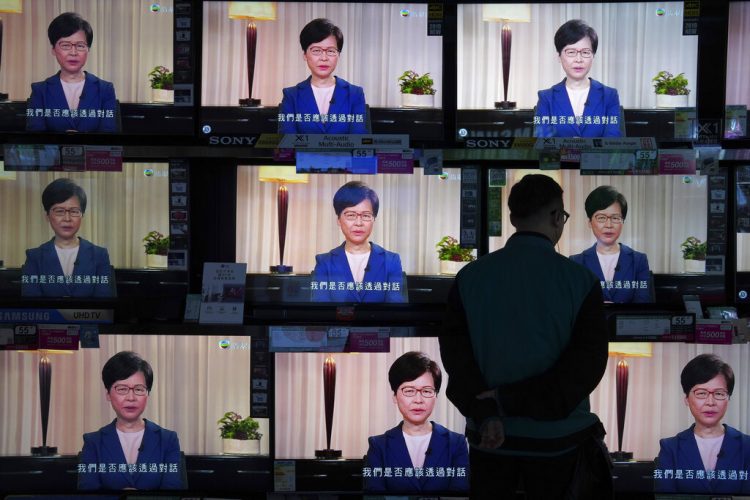 Un hombre observa el mensaje televisado de la jefa ejecutiva de Hong Kong, Carrie Lam, sobre la polémica ley de extradición del territorio, en una tienda de electrodomésticos, en Hong Kong, el 4 de septiembre de 2019. (AP Foto/Vincent Yu)