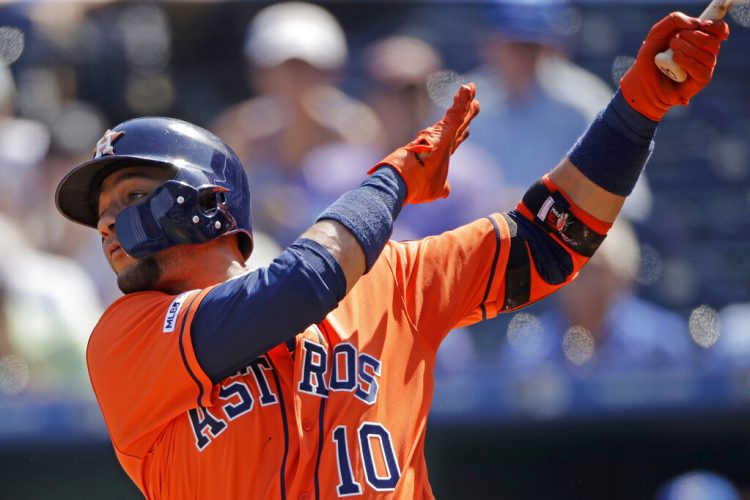 Yuli Gurriel de los Astros de Houston conecta un jonrón ante los Reales de Kansas City, el domingo 15 de septiembre de 2019. (AP Foto/Charlie Riedel)