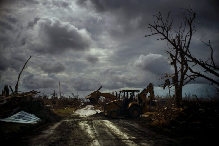 Un bulldozer despeja un camino bloqueado por el paso del huracán Dorian en Mclean's Town, Gran Bahama, el viernes 13 de septiembre de 2019. Foto: Ramón Espinosa / AP.