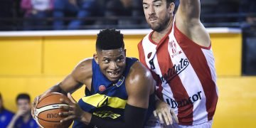 El cubano Jasiel Rivero (izq) en una acción de juego con el uniforme del equipo Boca Juniors, de Argentina. Foto: diarioxeneize.com / Archivo.