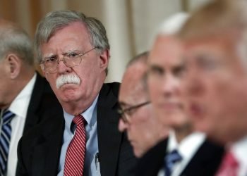 El ex asesor de Seguridad Nacional John Bolton (atrás) contempla al presidente Donald Trump mientras este habla en una reunión en la Casa Blanca. Foto: Pablo Martínez Monsivais / AP / Archivo.