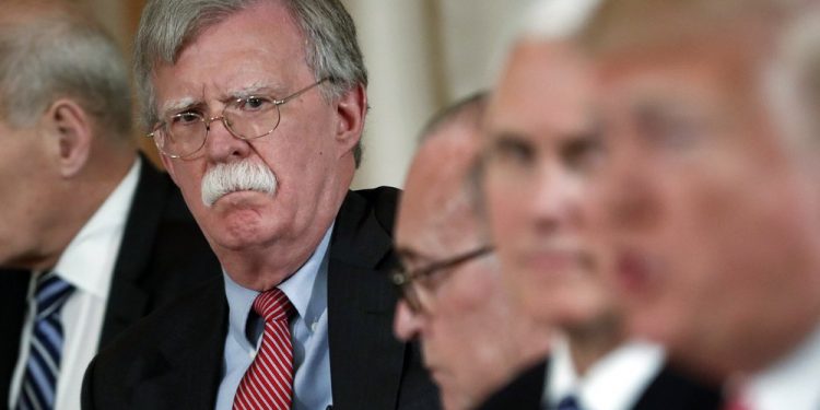 El ex asesor de Seguridad Nacional John Bolton (atrás) contempla al presidente Donald Trump mientras este habla en una reunión en la Casa Blanca. Foto: Pablo Martínez Monsivais / AP / Archivo.