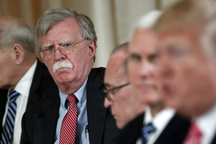 El ex asesor de Seguridad Nacional John Bolton (atrás) contempla al presidente Donald Trump mientras este habla en una reunión en la Casa Blanca. Foto: Pablo Martínez Monsivais / AP / Archivo.