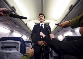 El primer ministro canadiense y líder del Partido Liberal, Justin Trudeau, hace declaraciones a reporteros que lo acompañaban a un acto de campaña cuando iban en un avión en Halifax, Nueva Escocia, el miércoles 18 de septiembre de 2019. Foto: Sean Kilpatrick/The Canadian Press vía AP.