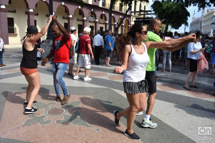 Bailadores de casino en el Paseo del Prado, en La Habana. Foto: Otmaro Rodríguez / Archivo.