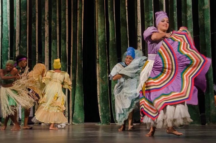 Compañía de danzas tradicionales de Cuba JJ