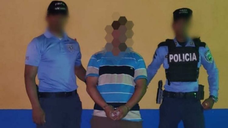 "Coyote" salvadoreño detenido por la policía de Honduras, mientras pretendía trasladar a migrantes rriegulares cubanos hacia la frontera con Guatemala, en su camino a los Estados Unidos. Foto: elsalvador.com