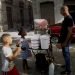 Una niña observa a un vendedor de algodones de azúcar en la Habana Vieja, Cuba, en agosto de 2019. Foto: Ismael Francisco / AP.