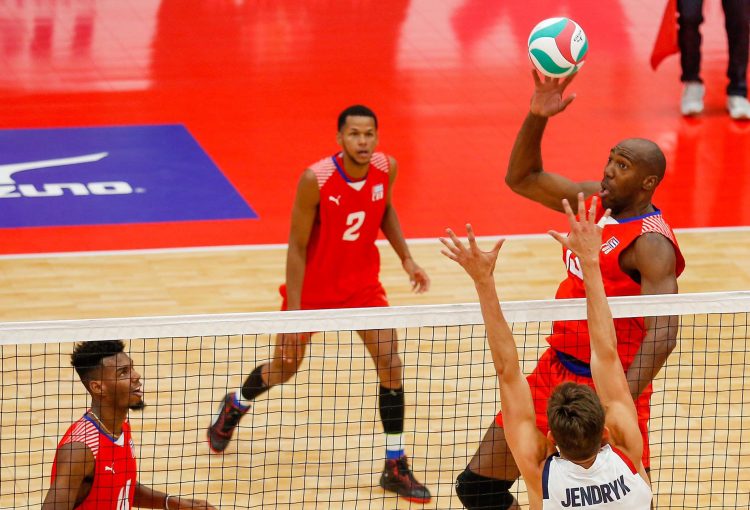 El atacador central cubano Robertlandy Simón en una acción de juego frenta a Estados Unidos, en la final del Campeonato de Norceca de voleibol masculino, el 7 de septiembre de 2019 en Winnipeg, Canadá. Foto: @Norceca_Info / Twitter.