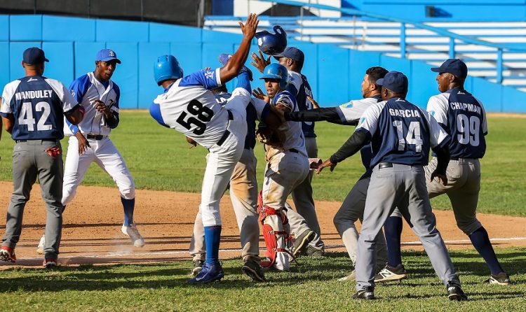 Pelea del 2018 entre peloteros de Industriales y Holguín. Foto: Irene Pérez/ Cubadebate.