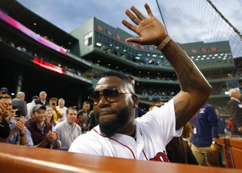 El expelotero de los Medias Rojas David Ortiz saluda a la multitud antes de hacer el primer lanzamiento ante de un juego contra los Yanquis de Nueva York, en Boston, el lunes 9 de septiembre de 2019. Foto: Michael Dwyer/ AP.