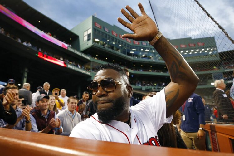 El expelotero de los Medias Rojas David Ortiz saluda a la multitud antes de hacer el primer lanzamiento ante de un juego contra los Yanquis de Nueva York, en Boston, el lunes 9 de septiembre de 2019. Foto: Michael Dwyer/ AP.