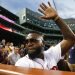 El expelotero de los Medias Rojas David Ortiz saluda a la multitud antes de hacer el primer lanzamiento ante de un juego contra los Yanquis de Nueva York, en Boston, el lunes 9 de septiembre de 2019. Foto: Michael Dwyer/ AP.