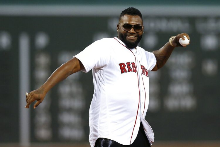 El exjugador de los Medias Rojas de Boston, el dominicano David Ortiz, hace el primer lanzamiento antes de un juego de béisbol contra los Yanquis de Nueva York, en Boston, el lunes 9 de septiembre de 2019. (AP Foto/Michael Dwyer)