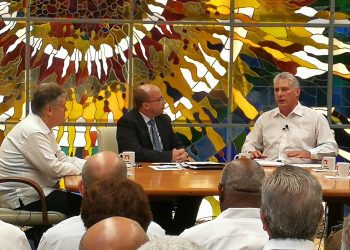 El presidente cubano Miguel Díaz-Canel (d) habla en el espacio televisivo Mesa Redonda, el 11 de septiembre de 2019. A la izquierda, el ministro de Economía de Cuba, Alejandro Gil. Foto: @PresidenciaCuba / Twitter.