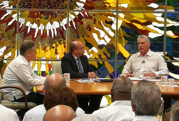 El presidente cubano Miguel Díaz-Canel (d) habla en el espacio televisivo Mesa Redonda, el 11 de septiembre de 2019. A la izquierda, el ministro de Economía de Cuba, Alejandro Gil. Foto: @PresidenciaCuba / Twitter.