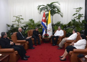 El presidente cubano, Miguel Díaz-Canel (3-d), conversa con el cardenal Giovanni Angelo Becciu, prefecto de la Congregación para las Causas de los Santos de la Santa Sede, en La Habana, el martes 10 de septiembre de 2019. Foto: Estudios Revolución / Cubadebate.