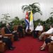 El presidente cubano, Miguel Díaz-Canel (3-d), conversa con el cardenal Giovanni Angelo Becciu, prefecto de la Congregación para las Causas de los Santos de la Santa Sede, en La Habana, el martes 10 de septiembre de 2019. Foto: Estudios Revolución / Cubadebate.