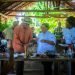 El presidente cubano Miguel Díaz-Canel comparte con las chefs Yamilet Magariño y Teresita Castillo en el cooking show del Mercado de la Tierra realizado en la finca privada Vista Hermosa, en la periferia de La Habana, el 29 de septiembre de 2019. Foto: Cubapaladar.