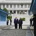 En esta foto de archivo del 30 de junio de 2019, el presidente Donald Trump se reúne con el líder norcoreano Kim Jong Un en la aldea de Panmunjom, en la Zona Desmilitarizada entre ambas Coreas. Trump acude a Naciones Unidas la semana que viene, con una pesada carga de desafíos no resueltos en política exterior que involucran a Irán, Corea del Norte, Afganistán, el Medio Oriente y más. (Foto AP/Susan Walsh)