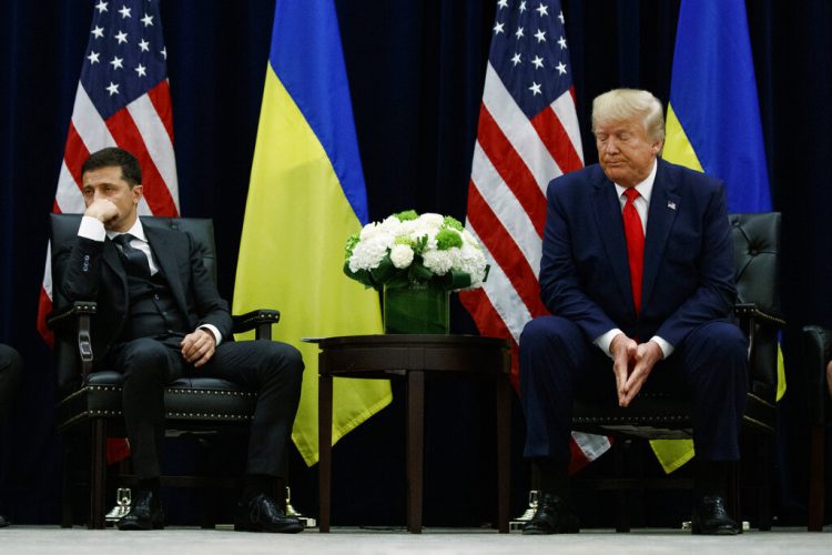 El presidente de Estados Unidos, Donald Trump, durante una reunión con el presidente de Ucrania, Volodymyr Zelenskiy, en el hotel InterContinental Barclay de Nueva York, en un aparte de la Asamblea General de Naciones Unidas, el miércoles 25 de septiembre de 2019 en Nueva York. Foto: Evan Vucci/AP.