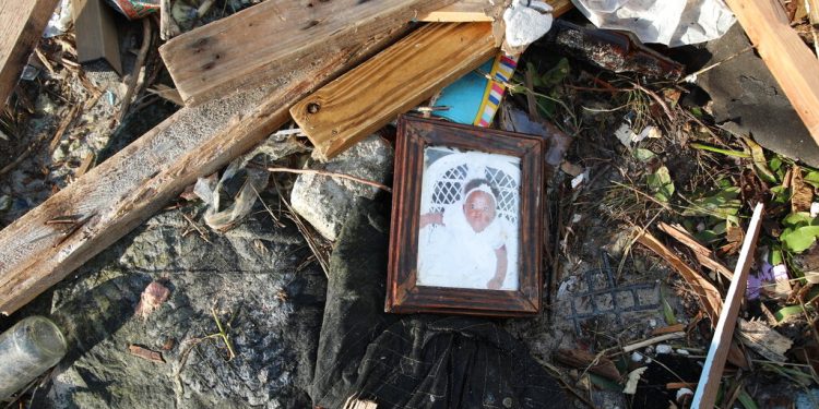 Artículos personales y escombros regados entre los extensos daños y destrucción tras el paso del huracán Dorian en The Mudd, en Gran Ábaco, Bahamas, el jueves 5 de septiembre de 2019. (AP Foto/Gonzalo Gaudenzi)