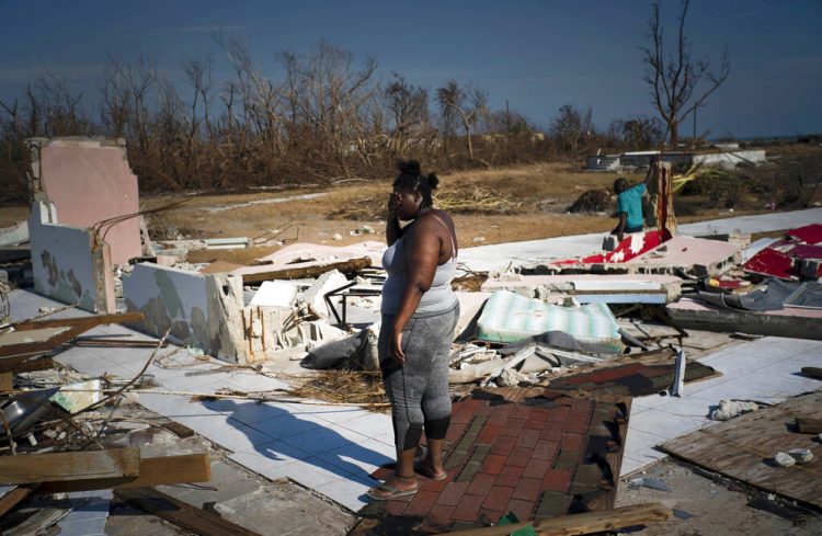 Una mujer llora al contemplar los restos de su hogar tras el paso del huracán Dorian, en High Rock, Gran Bahama, 6 de septiembre de 2019.  (AP Foto/Ramón Espinosa)