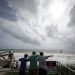 Unas personas observan la marea alta del océano Atlántico previo al posible paso del huracán Dorian, en Vero Beach, Florida, el lunes 2 de septiembre de 2019. (AP Foto/Gerald Herbert)