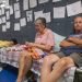 Personas sentadas en catres en el pasillo de la escuela secundaria North Myrtle Beach, que se está utilizando como refugio de evacuación de la Cruz Roja ante el huracán Dorian en Estados Unidos, el miércoles 4 de septiembre de 2019. Foto: Jason Lee/The Sun News via AP.