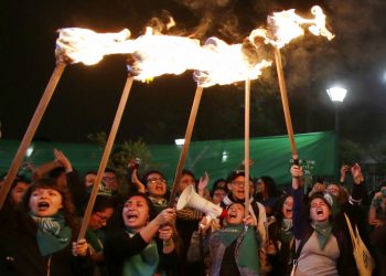 Las mujeres sostienen antorchas después de que los legisladores no aprobaron una ley que despenaliza el aborto en casos de violación e incesto afuera de la Asamblea Nacional en Quito, Ecuador. Foto: Dolores Ochoa / AP.