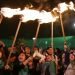 Las mujeres sostienen antorchas después de que los legisladores no aprobaron una ley que despenaliza el aborto en casos de violación e incesto afuera de la Asamblea Nacional en Quito, Ecuador. Foto: Dolores Ochoa / AP.