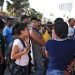 En esta fotografía de archivo del 1 de agosto de 2019, migrantes hacen fila en Matamoros, México, para recibir una comida donada por voluntarios estadounidenses, en el puente Puerto México que cruza hacia Brownsville, Texas. Foto: Emilio Espejel / AP / Archivo.