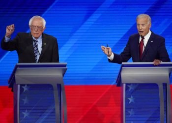 El senador independiente Bernie Sanders, izquierda, y el ex vicepresidente Joe Biden, derecha, hablan el jueves en un debate presidencial demócrata en la Universidad Texas Southern en Houston el jueves, 12 de septiembre del 2019 . Foto: David J. Phillip/ AP.