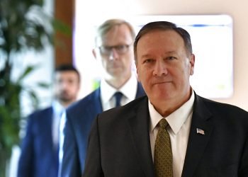 El secretario de Estado de Estados Unidos, Mike Pompeo, habla con la prensa antes de salir de la Base Aérea al-Bateen en Abu Dabi, Emiratos Árabes Unidos, el jueves 19 de septiembre de 2019. Detrás de él se encuentra el representante especial de Estados Unidos en Irán, Brian Hook. Foto: Mandel Ngan/Pool vía AP.