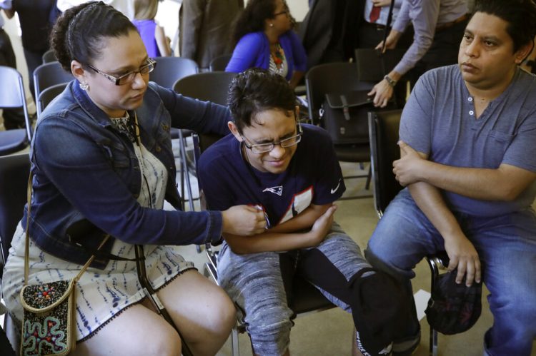 La hondureña Mariela Sánchez junto a su hijo Jonathan, de 16 años, quien sufre de fibrosis quística y viajó a Estados Unidos en busca de tratamiento médico que ahora podría interrumpirse por una nueva medida del gobierno de Donald Trump. Foto: Elise Amendola / AP.