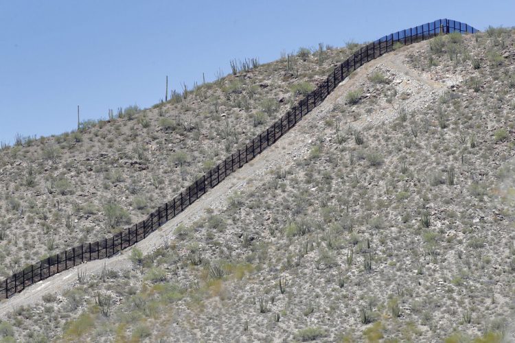 Sección del muro fronterizo que atraviesa el monumento nacional Organ Pipe el jueves 22 de agosto de 2019 en Lukeville, Arizona. Foto: Matt York/ AP.