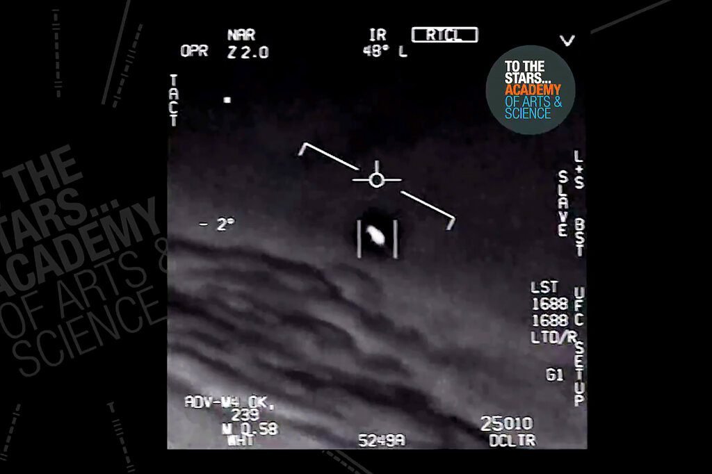 Esta imagen sin fecha tomada de un video grabado por un avión de la Marina de EEUU y divulgado por The Stars Academy of Arts & Science muestra un objeto no identificado moviéndose cerca del avión en el aire. Foto: The Stars Academy of Arts & Science vía AP.