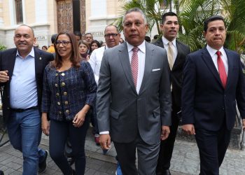 Los diputados oficialistas Francisco Torrealba (i), Tania Diaz (2i), Pedro Carreño (c) y William Gil (d) llegan al Palacio Federal Legislativo, sede de la Asamblea Nacional de Venezuela, en Caracas, el 24 de septiembre de 2019. Foto: Miguel Gutiérrez / EFE.