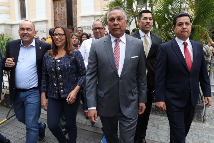 Los diputados oficialistas Francisco Torrealba (i), Tania Diaz (2i), Pedro Carreño (c) y William Gil (d) llegan al Palacio Federal Legislativo, sede de la Asamblea Nacional de Venezuela, en Caracas, el 24 de septiembre de 2019. Foto: Miguel Gutiérrez / EFE.