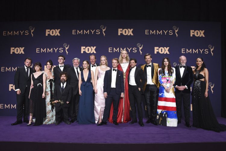 El elenco de "Game of Thrones", ganador del premio a mejor serie de drama, posa en la sala de prensa de la 71a entrega de los premios Emmy el domingo 22 de septiembre de 2019 en el Microsoft Theater en Los Angeles. Foto: Jordan Strauss/Invision/AP.