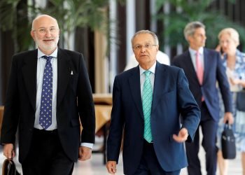 Juan Pablo de Laiglesia, Secretario de Estado de Cooperación Internacional de España, camina junto al embajador de España en Cuba, Juan José Buitrago (i), el lunes 9 de septiembre de 2019, en La Habana. Foto: Ernesto Mastrascusa / EFE.