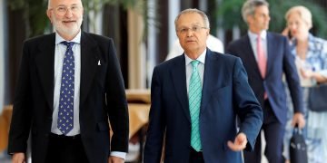 Juan Pablo de Laiglesia, Secretario de Estado de Cooperación Internacional de España, camina junto al embajador de España en Cuba, Juan José Buitrago (i), el lunes 9 de septiembre de 2019, en La Habana. Foto: Ernesto Mastrascusa / EFE.