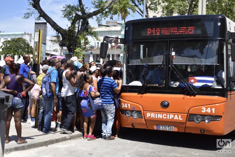 Personas subiendo a ómnibus urbano en La Habana. Foto: Otmaro Rodríguez / Archivo.