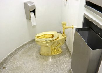 Imagen tomada de un video del 16 de septiembre de 2016 que muestra un inodoro de oro puro de 18 quilates, titulado "América", de Mauricio Cattelan, en el baño del museo Solomon R. Guggenheim de Nueva York. El inodoro, valuado en 1 millón de dólares, fue robado del Palacio Blenheim, en Inglaterra, donde formaba parte de una exposición. Foto: AP / Archivo.