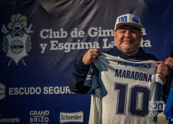 El entrenador de Gimnasia La Plata se mostró en el debut del equipo en este certamen junto titular de la Liga Profesional, Marcelo Tinelli, y con el presidente de AFA, Claudio Tapia, quienes le entregaron una plaqueta por sus 60 años. Foto: Kaloian.