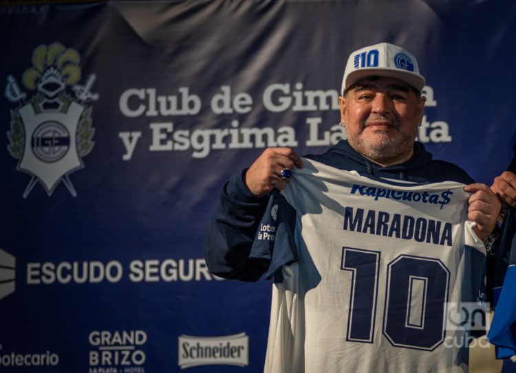 El entrenador de Gimnasia La Plata se mostró en el debut del equipo en este certamen junto titular de la Liga Profesional, Marcelo Tinelli, y con el presidente de AFA, Claudio Tapia, quienes le entregaron una plaqueta por sus 60 años. Foto: Kaloian.