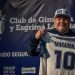 El entrenador de Gimnasia La Plata se mostró en el debut del equipo en este certamen junto titular de la Liga Profesional, Marcelo Tinelli, y con el presidente de AFA, Claudio Tapia, quienes le entregaron una plaqueta por sus 60 años. Foto: Kaloian.