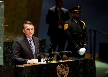 El presidente de Brasil Jair Bolsonaro pronuncia un discurso en la apertura de la 74 sesión de la Asamblea General de la ONU, en Nueva York, el 24 de septiembre de 2019. Foto: Jason Szenes / EFE.