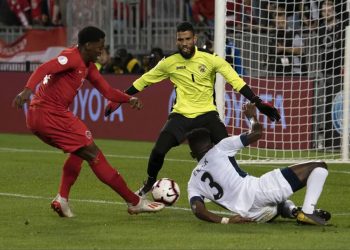 El delantero canadiense Jonathan David (izq) anota el segundo gol de Canadá ante Cuba en la apertura de la Liga de las Naciones de fútbol en Toronto, el sábado 7 de septiembre de 2019. Foto: concacafnationsleague.com / Archivo.