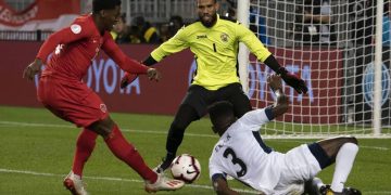 El delantero canadiense Jonathan David (izq) anota el segundo gol de Canadá ante Cuba en la apertura de la Liga de las Naciones de fútbol en Toronto, el sábado 7 de septiembre de 2019. Foto: concacafnationsleague.com / Archivo.